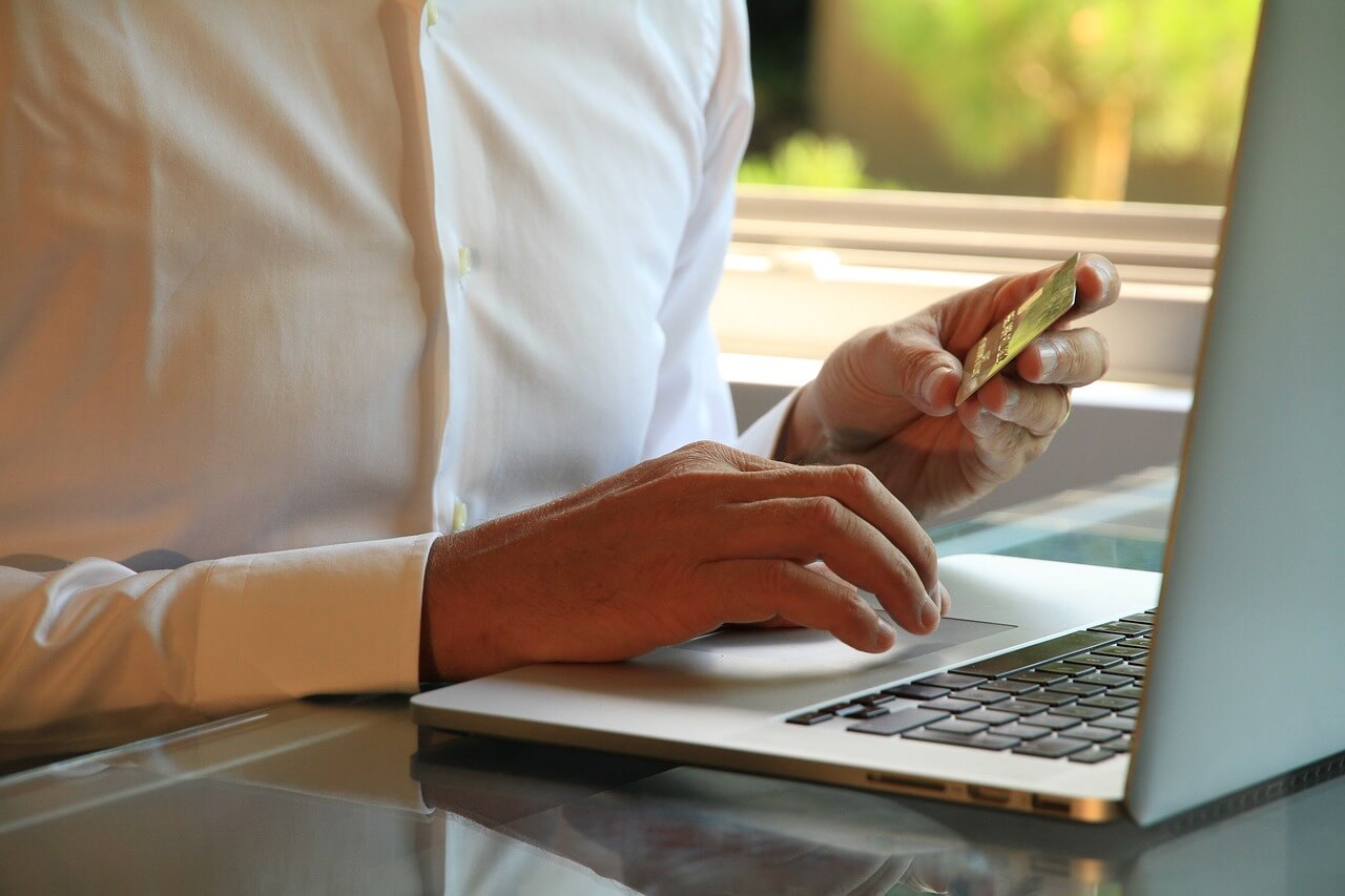 Homem fazendo uma compra on -line.
