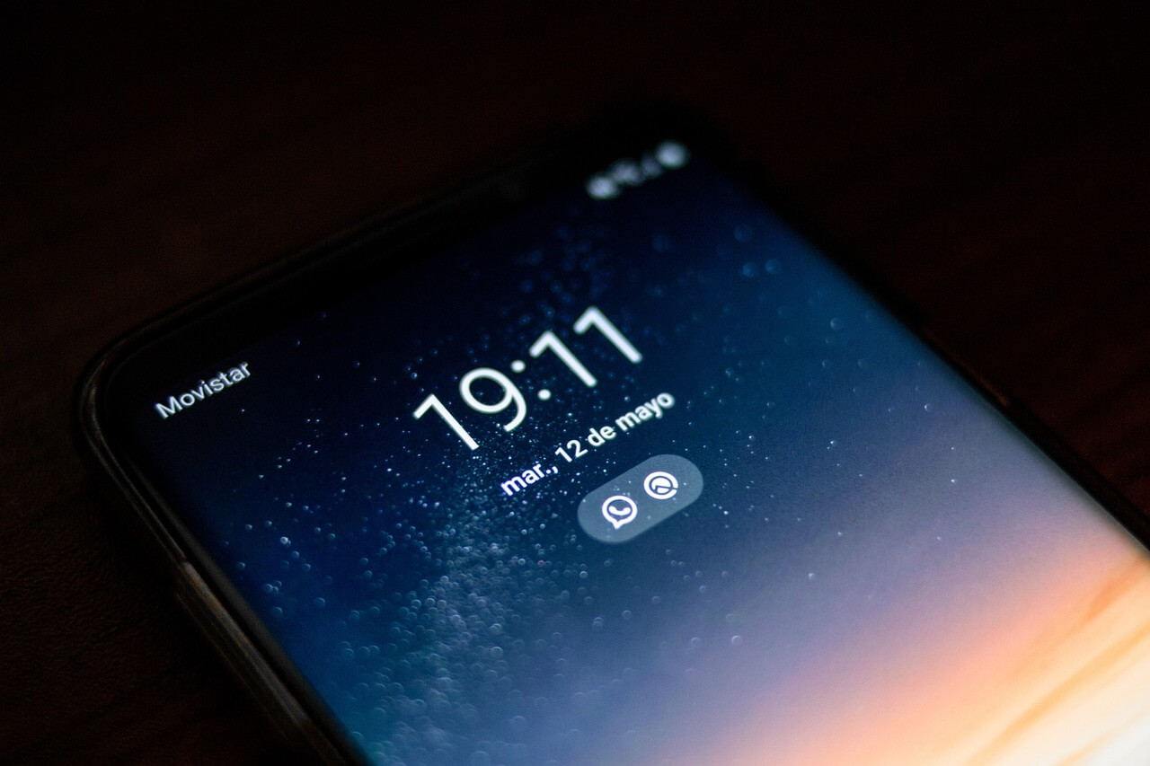 Tela móvel mostrando uma notificação do WhatsApp pendente de leitura.