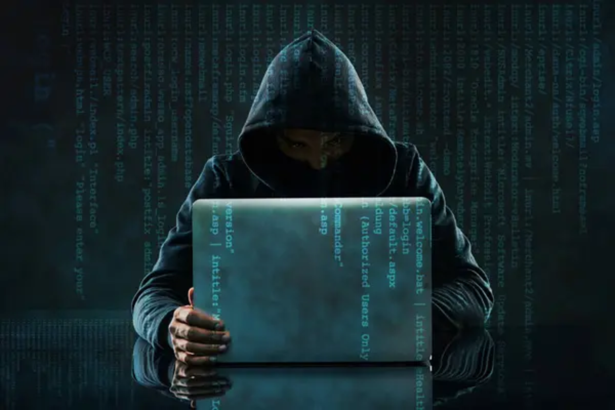Hacker na frente de um PC portátil