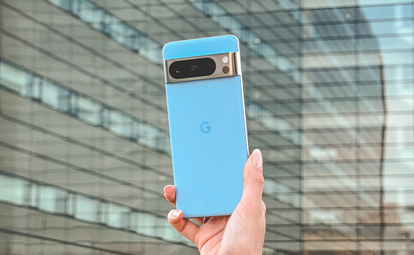 Google Pixel Phone sustentado por uma mão.