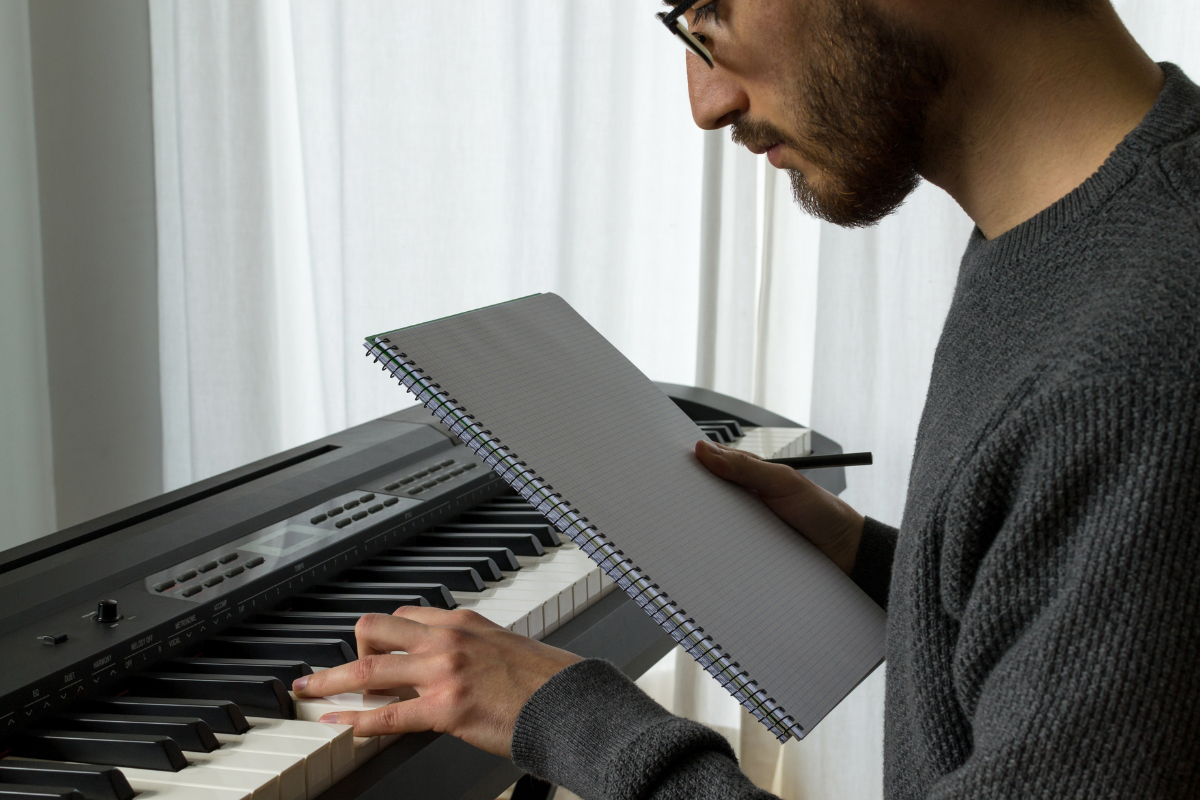Homem aprendendo a tocar piano