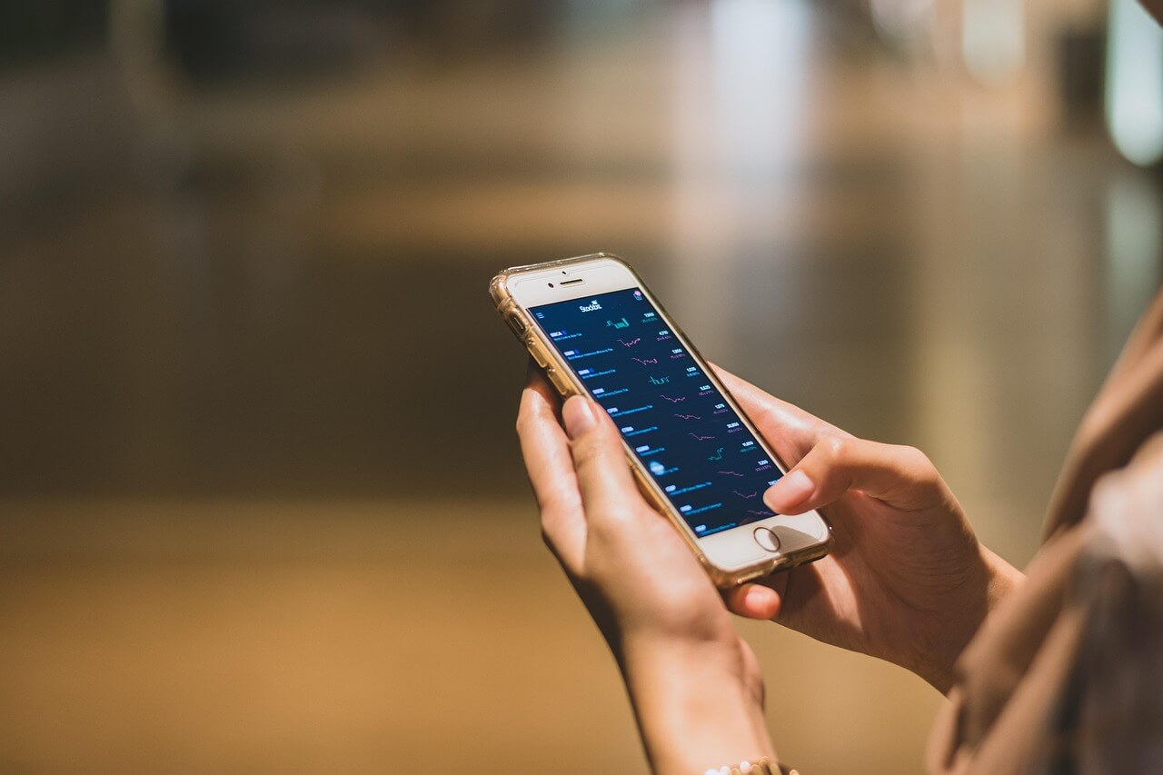 Mulher consultou seu celular.
