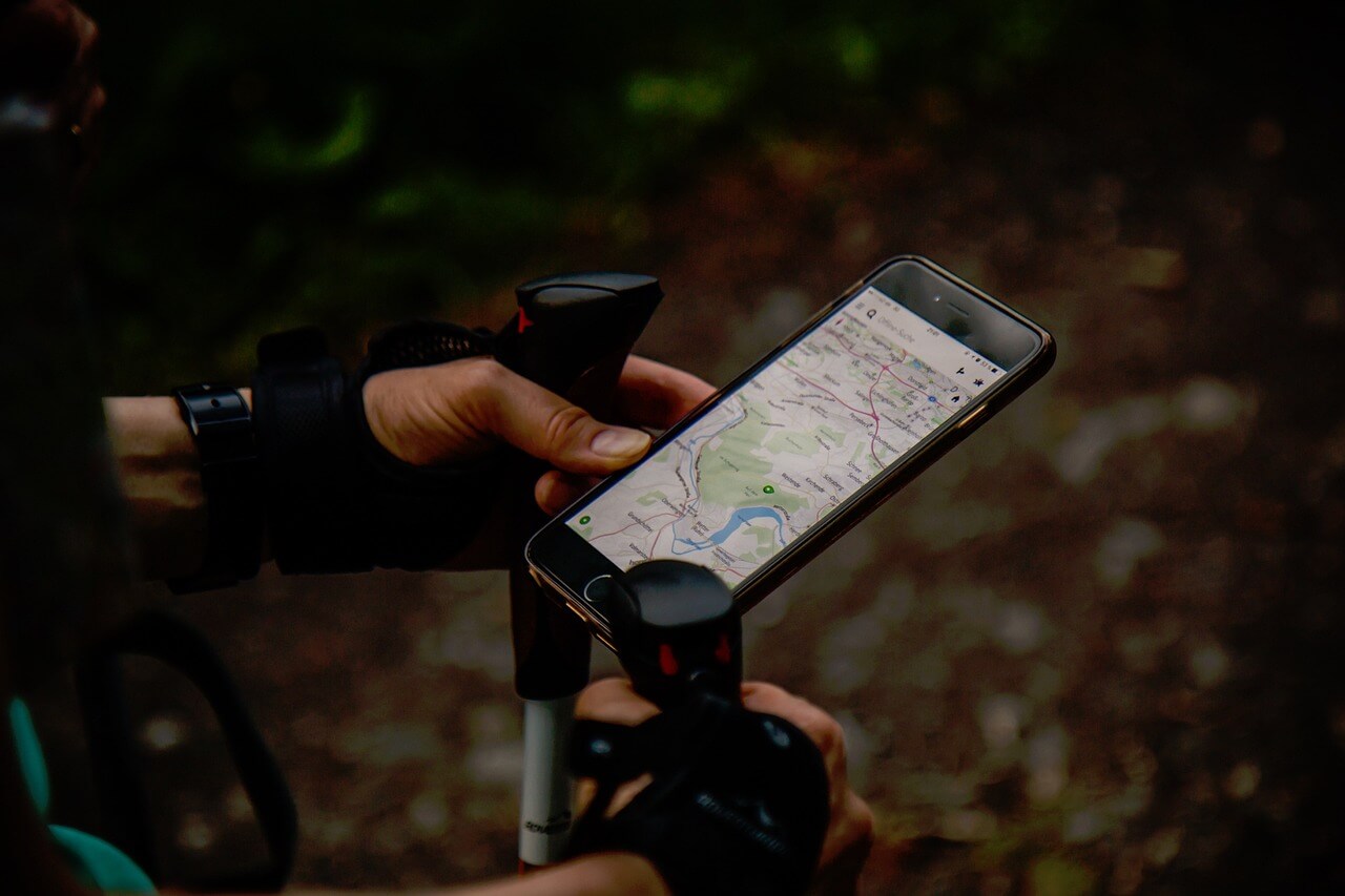 Usando o celular na bicicleta.